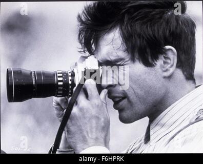 1967, il titolo del film: Bonnie e Clyde, Direttore: Arthur Penn, Studio: WARNER, nella foto: Warren Beatty, carattere, CLYDE BARROW: Bank Robber, tenere CHE PONGONO (telecamere). (Credito Immagine: SNAP) Foto Stock