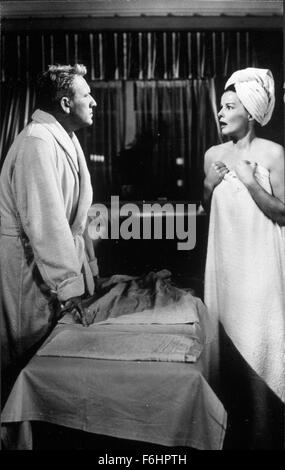 1952, il titolo del film: PAT e Mike, Direttore: George Cukor, Studio: MGM, nella foto: Katharine Hepburn Spencer Tracy, asciugamano, accappatoio, conflitto, sconvolto, violenza domestica, argomento. (Credito Immagine: SNAP) Foto Stock