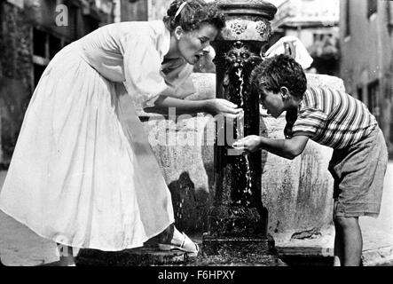 1955, il titolo del film: Estate, Direttore: David LEAN, Studio: UA, nella foto: Katharine Hepburn, DAVID LEAN, fontana, bere acqua, bambino, FILM STILL. (Credito Immagine: SNAP) Foto Stock