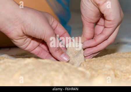 Impastare la pasta di farro piccolo di frumento in un piccolo panificio Foto Stock