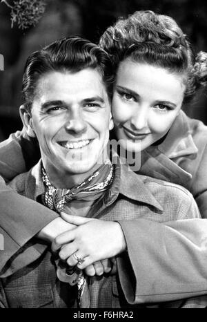 1941, il titolo del film: uomo cattivo, Direttore: RICHARD THORPE, Studio: MGM, nella foto: LARAINE DAY, RONALD REAGAN, abbracciando femmina da dietro, sorridente, giovane. (Credito Immagine: SNAP) Foto Stock