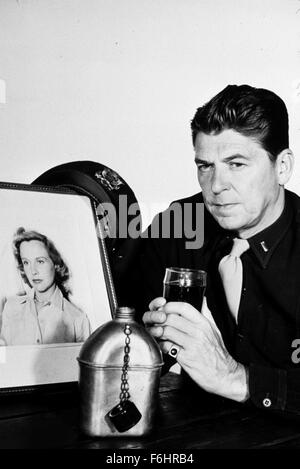 1958, il titolo del film: GENERAL ELECTRIC THEATRE, Studio: CBS, nella foto: RONALD REAGAN, alcolico, pallone, bere, malinconica, disperazione, depresso, da soli, solitaria. (Credito Immagine: SNAP) Foto Stock