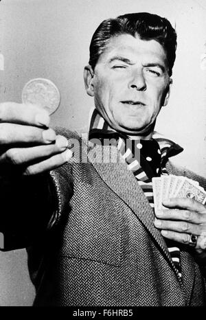 1958, il titolo del film: GENERAL ELECTRIC THEATRE, Studio: CBS, nella foto: RONALD REAGAN, Coin, esaminando, TWEED JACKET, CARTE. (Credito Immagine: SNAP) Foto Stock