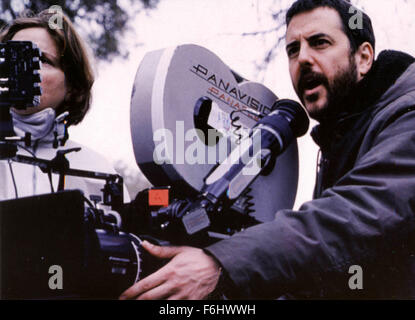 Jul 25, 2002; Hollywood, CA, Stati Uniti d'America; direttore/scrittore MARK ROMANEK sul set del suo film "Un'ora Foto.". (Credito Immagine: Remi agenzia) Foto Stock