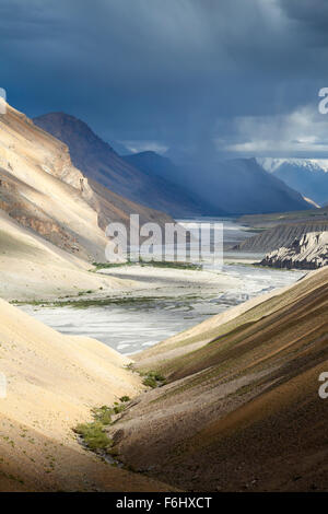 Le formazioni rocciose di fiumi e di erosione in spiti river, Himachal Pradesh, India del nord Foto Stock