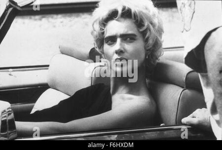 Data di rilascio: agosto 17, 1990 il titolo del filmato: Wild At Heart Studio: La Samuel Goldwyn direttore dell'azienda: David Lynch trama: giovani amanti Sailor e Lula prendete il volo per New Orleans seguenti Sailor's rilascio dalla prigione, con Lula madre isterica, un detective stanco e un sinistro hitman dopo di loro. Durante il loro viaggio, Lula e marinaio correlare gli eventi della loro vita per data, pur incontrando una tipica galleria di Lynch grottesche. Dopo essere stati bloccati in una piccola città, marinaio accetta di unirsi all'infame Bobby Peru in una impresa criminale. Nella foto: Laura Dern come Lula Fortune. (Credito Foto Stock