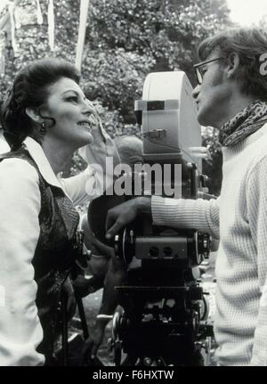 1972, il titolo del film: ballata di TAM LIN, Direttore: RODDY McDOWALL, Studio: AMERICAN INT'L, nella foto: dietro le quinte, Ava Gardner, RODDY McDOWALL, MACCHINA FOTOGRAFICA DEL FILM, FILM EQUIPAGGIO. (Credito Immagine: SNAP) Foto Stock