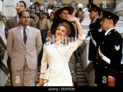 Jun 11, 2002; Hollywood, CA, Stati Uniti d'America; attrice MADONNA come Evita stelle in 'Evita' diretto da Alan Parker.. (Credito Immagine: ) Foto Stock