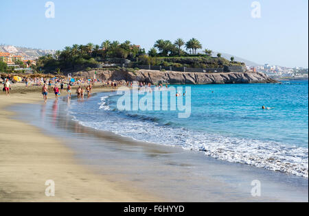 La gente a prendere il sole e nuotare sul pittoresco El Duque beach Foto Stock