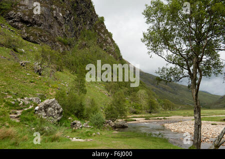 Guardando lungo le sponde rocciose dell'acqua di Nevis in Glen Nevis con pendici di Meall Cumhann sulla sinistra Foto Stock