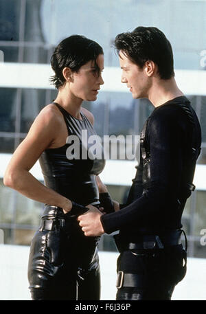 Set 07, 2002; Hollywood, CA, Stati Uniti d'America; attori CARRIE-ANNE MOSS come Trinità e Keanu Reeves stelle come Neo in "Matrix" Diretto da Andy Wachowski e Larry Wachowski.. (Credito Immagine: ) Foto Stock