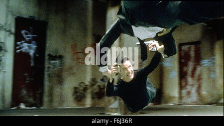 Set 07, 2002; Hollywood, CA, Stati Uniti d'America; attori Keanu Reeves stelle come Neo come Neo a sinistra e Hugo Weaving come agente Smith in "Matrix" Diretto da Andy Wachowski e Larry Wachowski.. (Credito Immagine: ) Foto Stock