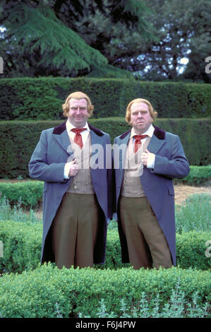 Dic 27, 2002; Hollywood, CA, Stati Uniti d'America; GERARD HORAND come Ned Cheeryble e TIMOTHY SPALL come Charles Cheeryble nel dramma ''Nicholas Nickleby'' diretto da Douglas McGrath. Foto Stock