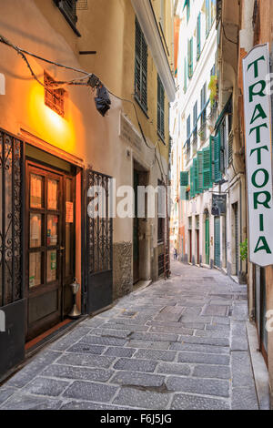 Stretta strada di ciottoli nel centro storico, o Città Vecchia centro storico, in una piccola città italiana con i negozi tradizionali e APA Foto Stock