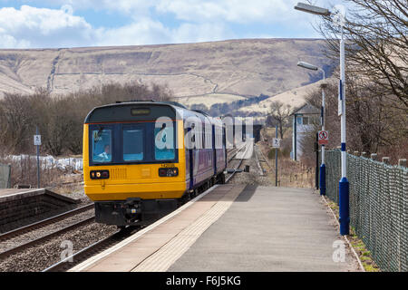 Treno Nord che si avvicina alla stazione ferroviaria rurale di Edale, Derbyshire, Inghilterra, Regno Unito Foto Stock