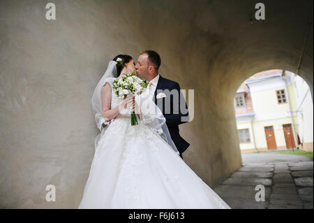 Paio di nozze in tunnel Foto Stock