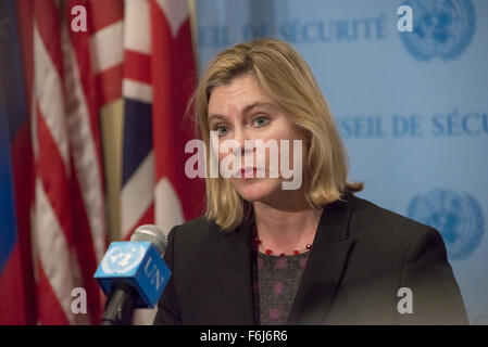 New York, Stati Uniti. 17 Nov, 2015. Justine Greening risolve la pressa. In seguito a un Consiglio di Sicurezza delle Nazioni Unite sessione sul mantenimento della pace e della sicurezza internazionale, il Segretario di Stato britannico per lo Sviluppo Internazionale Justine Greening ha parlato con la stampa presso la sede delle Nazioni Unite a New York City circa la pertinenza delle questioni di sostenibilità al Consiglio di sicurezza di raggiungere i suoi obiettivi. Credito: Albin Lohr-Jones/Pacific Press/Alamy Live News Foto Stock