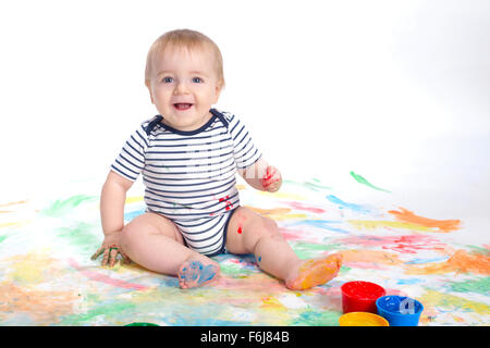 Funny little boy dito dipinge Foto Stock