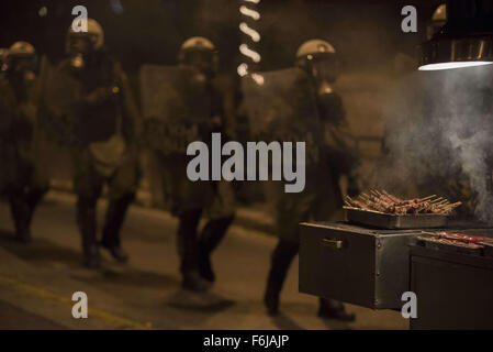 Atene, Grecia. 17 Nov, 2015. La polizia antisommossa passano da una strada cantine come alcuni 20.000 persone sono scese nelle strade segnando il XLII anniversario del Politecnico di Atene sollevazione contro i colonnelli" junta che durò dal 1967 al 1974. Credito: Nikolas Georgiou/ZUMA filo/Alamy Live News Foto Stock