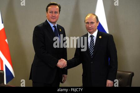 Il presidente russo Vladimir Putin e il Primo Ministro britannico David Cameron soddisfare a margine del vertice del G20 novembre 16, 2015 a Antalya, in Turchia. Foto Stock