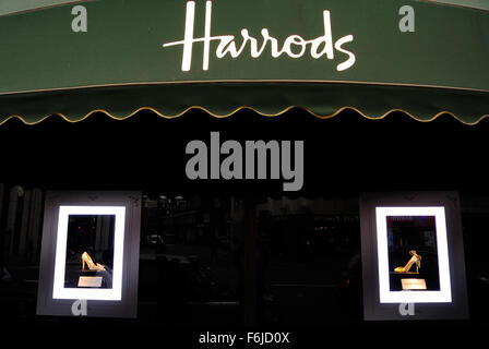 Le scarpe sono esposti per la vendita nella vetrina del negozio di Harrods; una sistemazione di department store di Knightsbridge, Londra UK Foto Stock