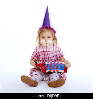 Ragazza con cappuccio di compleanno a suonare la fisarmonica Foto Stock