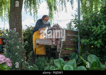 Herefordshire, Inghilterra. Xvii Settembre 2015. Mattone artista Jan Latusek di 'Chiselbrick' al lavoro nel suo studio in poco Cowarne. Foto Stock