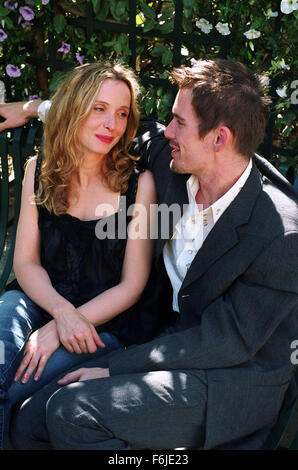 Feb 10, 2004; Paris, Francia; Julie Delpy e ETHAN HAWKE star come Celine e Jesse nel dramma romantico " prima del tramonto" diretto da Richard Linklater. Foto Stock