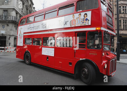 Un vintage BB Routemaster double decker bus offre un Te Pomeridiano Bus Tour' in Piccadilly, Londra Inghilterra REGNO UNITO Foto Stock