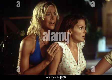 Data di rilascio: febbraio 27, 2004. Il titolo del filmato: Club Dread. STUDIO: Cataland Films. Trama: quando un serial killer interrompe il divertimento a swanky Coconut Pete's Coconut Beach Resort -- un edonista isola paradiso per swingers --- è il club di personale per fermare la violenza ... o almeno nascondere!. Nella foto: BRITTANY DANIEL stelle come Jenny e JORDAN LADD come Penelope. Foto Stock