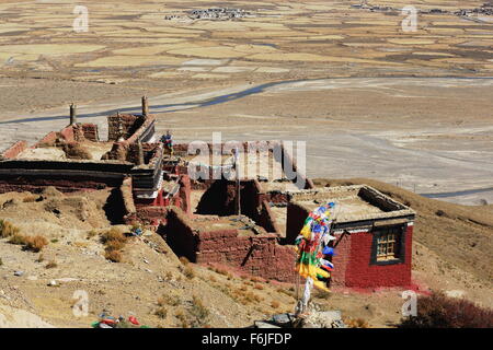 Chiuso il monastero buddista-preghiera bandiere in Chong Chu-River Valley si affaccia su numerosi borghi contadini. Sakya-Tibet. Foto Stock