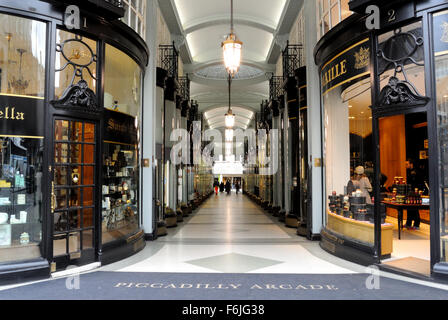 Grande entrata alla Piccadilly line Arcade nel centro di Londra, Inghilterra - 2015. Home al fine di dettaglianti. Regno Unito GB UE Foto Stock