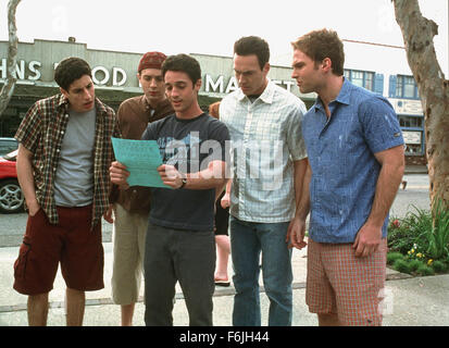 Data di rilascio: agosto 10, 2001. Il titolo del filmato: American Pie 2. STUDIO: Universal Pictures. Trama: tutta la pista sono tornati e come vicino come sempre. Essi decidono di avvicinati da trascorrere l'estate insieme in una casa sulla spiaggia. Essi decidono di tenere la festa più grande che sia mai stato visto, anche se la preparazione non sempre andare a piano. Specialmente quando Stifler, Finch e Jim diventano più vicini gli uni agli altri di quanto non siano mai desidera essere e quando Jim errori super colla per lubrificante. Nella foto: Jason Biggs come Jim, Eddie Kaye Thomas come Finch, THOMAS IAN NICHOLAS come Kevin, Chris Klein come Oz e il Seann William scozzese Foto Stock
