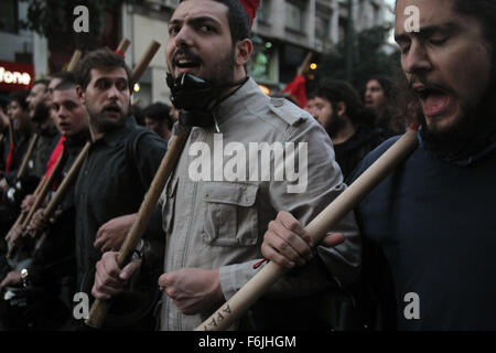 Atene, Grecia. 17 Nov, 2015. Le persone in possesso di un rally e gridare slogan in memoria del 1973 Atene insurrezione del Politecnico di Atene, in Grecia, nov. 17, 2015. Migliaia di Greci Martedì segnato il XLII anniversario della rivolta degli studenti contro i sette anni di dittatura militare che ha portato al ripristino della democrazia nel paese. Credito: Marios Lolos/Xinhua/Alamy Live News Foto Stock