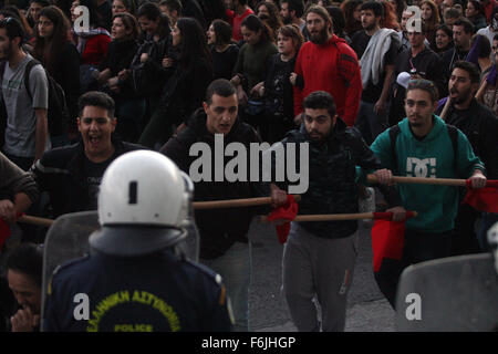 Atene, Grecia. 17 Nov, 2015. Le persone in possesso di un rally e gridare slogan in memoria del 1973 Atene insurrezione del Politecnico di Atene, in Grecia, nov. 17, 2015. Migliaia di Greci Martedì segnato il XLII anniversario della rivolta degli studenti contro i sette anni di dittatura militare che ha portato al ripristino della democrazia nel paese. Credito: Marios Lolos/Xinhua/Alamy Live News Foto Stock