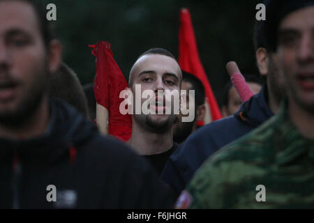 Atene, Grecia. 17 Nov, 2015. Le persone in possesso di un rally e gridare slogan in memoria del 1973 Atene insurrezione del Politecnico di Atene, in Grecia, nov. 17, 2015. Migliaia di Greci Martedì segnato il XLII anniversario della rivolta degli studenti contro i sette anni di dittatura militare che ha portato al ripristino della democrazia nel paese. Credito: Marios Lolos/Xinhua/Alamy Live News Foto Stock