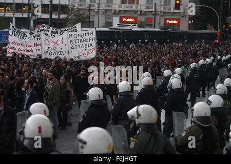 Atene, Grecia. 17 Nov, 2015. Le persone in possesso di un rally in memoria del 1973 Atene insurrezione del Politecnico di Atene, in Grecia, nov. 17, 2015. Migliaia di Greci Martedì segnato il XLII anniversario della rivolta degli studenti contro i sette anni di dittatura militare che ha portato al ripristino della democrazia nel paese. Credito: Marios Lolos/Xinhua/Alamy Live News Foto Stock