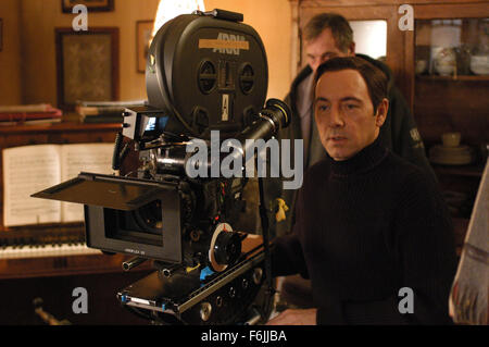 Data di rilascio: dicembre 29, 2004. Il titolo del filmato: al di là del mare. STUDIO: Lions Gate Films. Trama: un studio swooning ofMack il coltello singer Bobby Darin (Spacey) specificamente, e il suo rapporto con sua moglie Sandra Dee (Bosworth). Nella foto: Kevin Spacey come Bobby Darin. Foto Stock