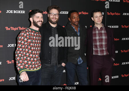 NEW YORK-NOV 16: (L-R) Direttore Jonathan Levine, attori Seth Rogen, Anthony Mackie e Joseph Gordon-Levitt frequentare la New York tappeto rosso lo screening di Columbia Pictures' 'la notte prima di' al Landmark Sunshine Theatre. Credito: Debby Wong/Alamy Live News Foto Stock