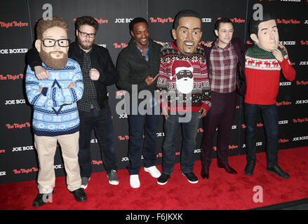 New York, Stati Uniti d'America. Xvi Nov, 2015. (L-R) attori Seth Rogen, Anthony Mackie e Joseph Gordon-Levitt frequentare la New York tappeto rosso lo screening di Columbia Pictures' 'la notte prima di' al punto di riferimento del teatro del sole il 16 novembre 2015 in New York City. Foto Stock