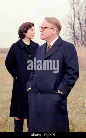 PHILIP Seymour Hoffman, luglio 23, 1967- 2 febbraio 2014, era e attore americano che ha vinto una miglior attore premio Oscar per il suo ruolo in "Capote". Hoffman è stato trovato morto di un apparente overdose nel suo appartamento di Manhattan. Nella foto: filmato ancora - Data di rilascio: febbraio 3, 2006. Il titolo del filmato: Capote. STUDIO: una linea di immagini. Trama: T. Capote (Hoffman), mentre facendo ricerche per il suo libro "a sangue freddo", un conto dell'assassinio di una famiglia del Kansas, lo scrittore si sviluppa una stretta relazione con P. Smith, uno degli assassini. Nella foto: Philip Seymour Hoffman come Capote e Catherine Keener come N. H. Lee. (Cr Foto Stock