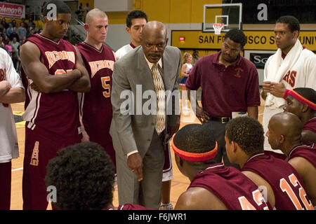 Data di rilascio: Gennaio 14, 2005. Il titolo del filmato: Coach Carter. STUDIO: MTV Films. Trama: controversia circonda high school basketball coach Ken Carter dopo egli panche tutta la sua squadra per la loro rottura del loro contratto accademico con lui. Nella foto: Samuel L. Jackson stelle come Coach Ken Carter. Foto Stock