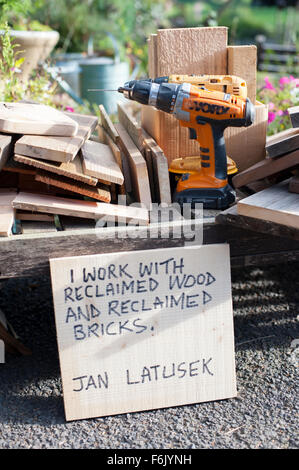 Herefordshire, Inghilterra. Xvii Settembre 2015. Mattone artista Jan Latusek di 'Chiselbrick' al lavoro nel suo studio per esterni in poco Cowarne, Bromyard Foto Stock