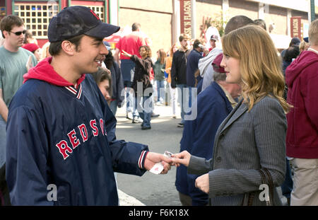 Data di rilascio: Aprile 8, 2005 il titolo del filmato: Febbre Pitch STUDIO: Fox 2000 Pictures Regista: Bobby Farrelly e Peter Farrelly Trama: quando rilassata e affascinante Ben Wrightman incontra il lavoro Lindsey Meeks lei trova lui dolce e affascinante, che ha colpito è spento e quando è inverno Ben può spendere ogni ora di veglia con Lindsey, ma quando arriva l'estate dietro l'angolo Lindsey scopre Ben's ossessione con Boston Red Sox. Lei pensa che è perfetto fino a quando tutto va in discesa per loro. Nella foto: Drew Barrymore come Lindsey e JIMMY FALLON come Ben. (Credito Immagine: c Fox 2000 Foto/Entertainm Foto Stock