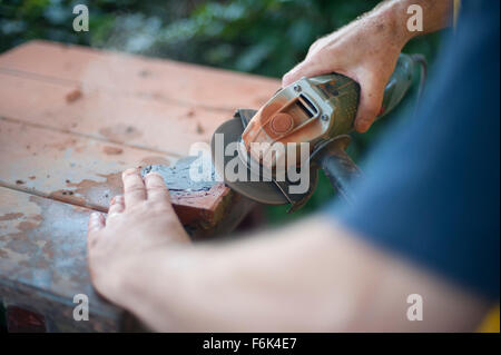 Herefordshire, Inghilterra. Xvii Settembre 2015. Mattone artista Jan Latusek di 'Chiselbrick' al lavoro nel suo studio in poco Cowarne. Foto Stock