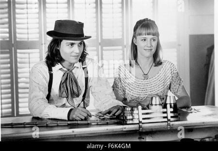 Data di rilascio: Aprile 16, 1993. Il titolo del filmato: Benny e Joon. STUDIO: MGM. Trama: un malato di mente giovane donna trova il suo amore in un eccentrico uomo che modelli di se stesso dopo Buster Keaton. Nella foto: Johnny Depp come Sam e MARIA MASTERSON come perla di ginepro. Foto Stock