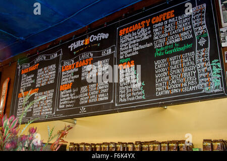 Il menu scheda al Philz originale del caffè sulla 24th Street presso Folsom nella missione, a San Francisco, California. Foto Stock