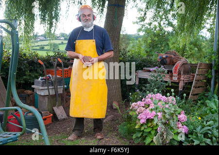 Herefordshire, Inghilterra. Xvii Settembre 2015. Mattone artista Jan Latusek di 'Chiselbrick' al lavoro nel suo studio in poco Cowarne. Foto Stock