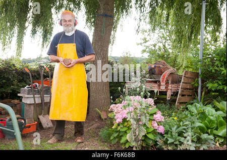 Herefordshire, Inghilterra. Xvii Settembre 2015. Mattone artista Jan Latusek di 'Chiselbrick' al lavoro nel suo studio in poco Cowarne. Foto Stock