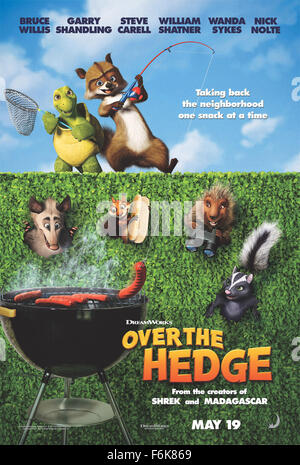 Data di rilascio: maggio 19, 2006. Il titolo del filmato: oltre la siepe. STUDIO: DreamWorks. Trama: un intrigante raccoon stupidi una mancata corrispondenza con una famiglia delle creature della foresta in aiutandolo a ripagare il debito di cibo, invadendo la nuova crescita incontrollata di suburbana che popped up mentre erano in stato di ibernazione...e impara una lezione sulla famiglia se stesso. Nella foto: . Foto Stock